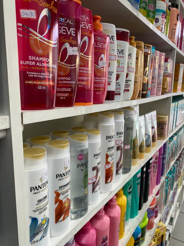 Interior da União Farma Fátima — gôndola de cabelos e perfumaria em Sabará